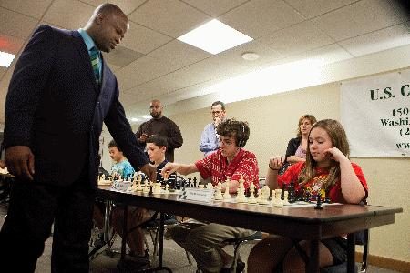 GM Maurice Ashley plays U.S. Chess Center students